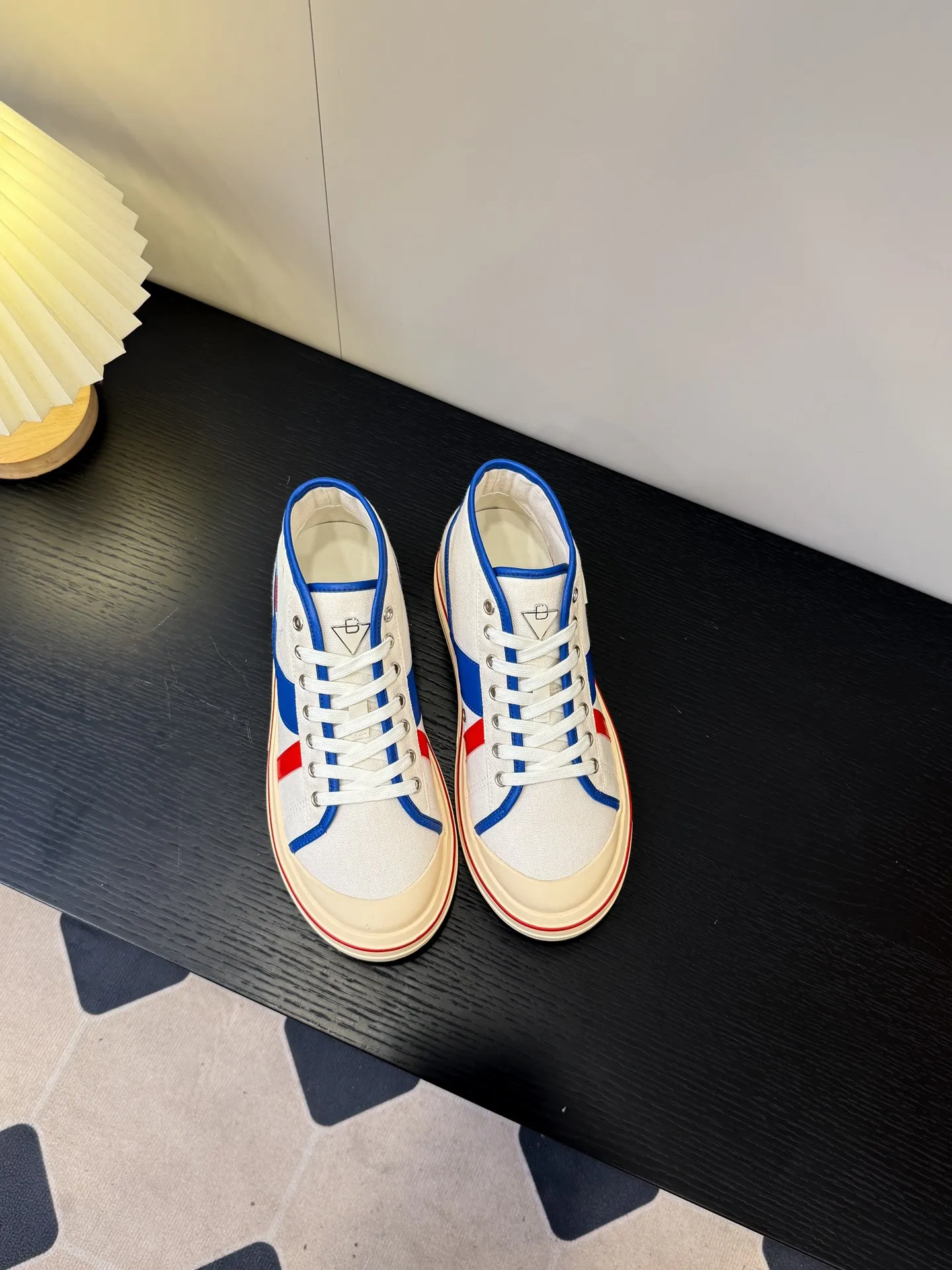 👟👟Ex-factory price 480👟👟 (Men’s size +1️⃣0️⃣) BVOrbit’s latest 2025 catwalk model, developed 1:1 from the original board, classic color matching elements! This is the biggest highlight of this shoe, eye-catching but not exaggerated design, super cool for daily use, super versatile whether paired with pants, sweaters or skirts, looks good no matter how you wear it, the more you look at it, the more you like it ❗️ Outsole: Original outsole Color: 4 colors Size: Female 35-40 Male 39-44